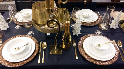 Impressie bord goud en wit servies